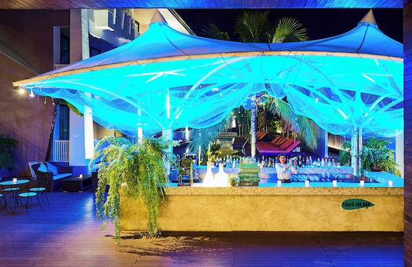 Poolside bar