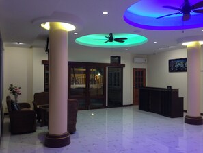 ฝ่ายต้อนรับ