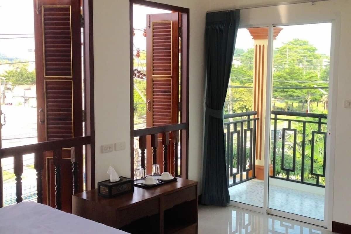 Deluxe Room | Desk, rollaway beds, free WiFi