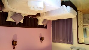 Desk, rollaway beds, free WiFi