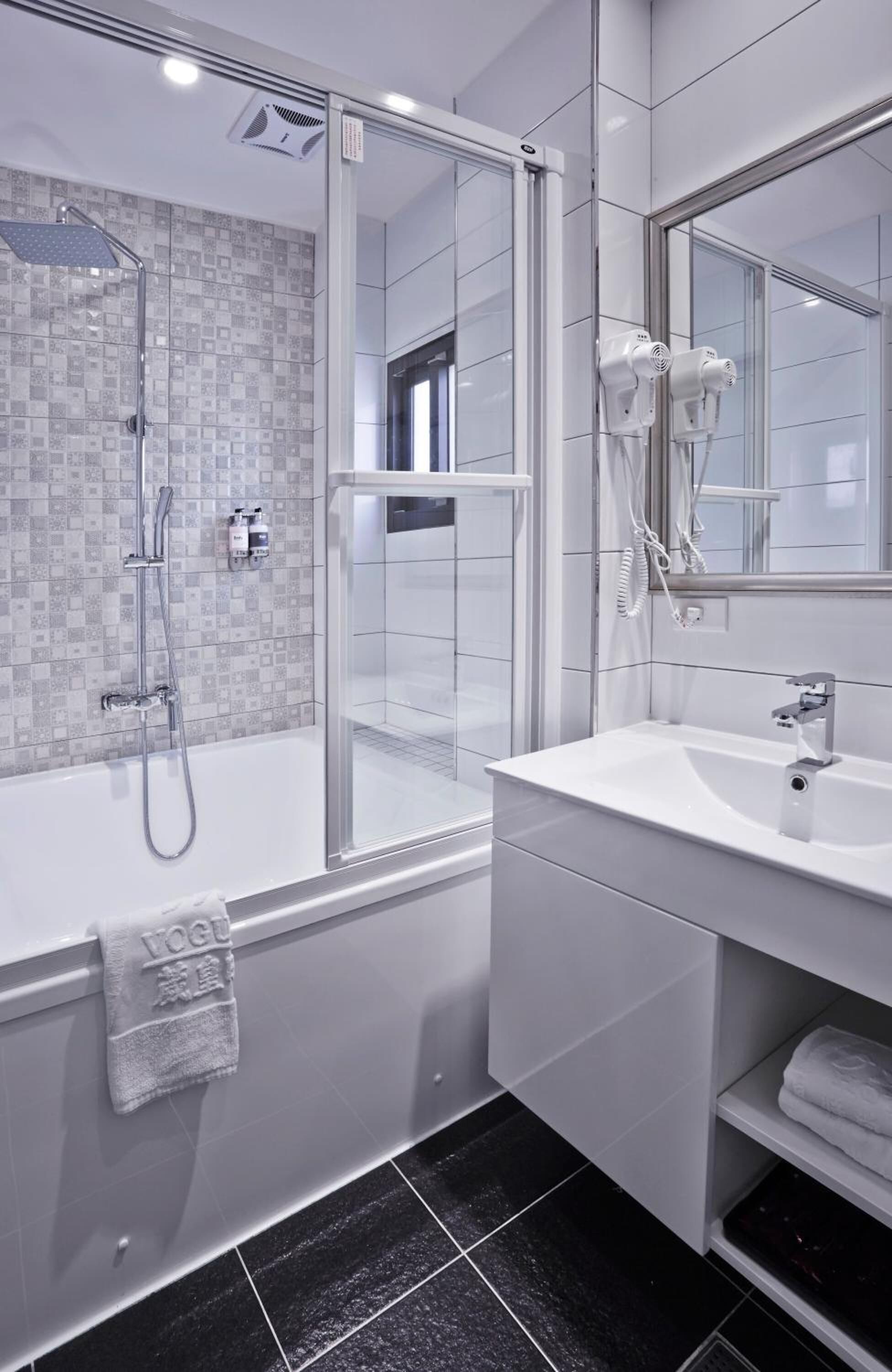 combined shower/bathtub, jetted bath, free toiletries, hair dryer