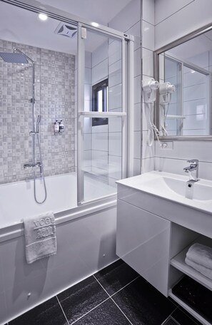 Combined shower/bathtub, jetted bath, free toiletries, hair dryer - NING XIA No.2 INN (Taipei)