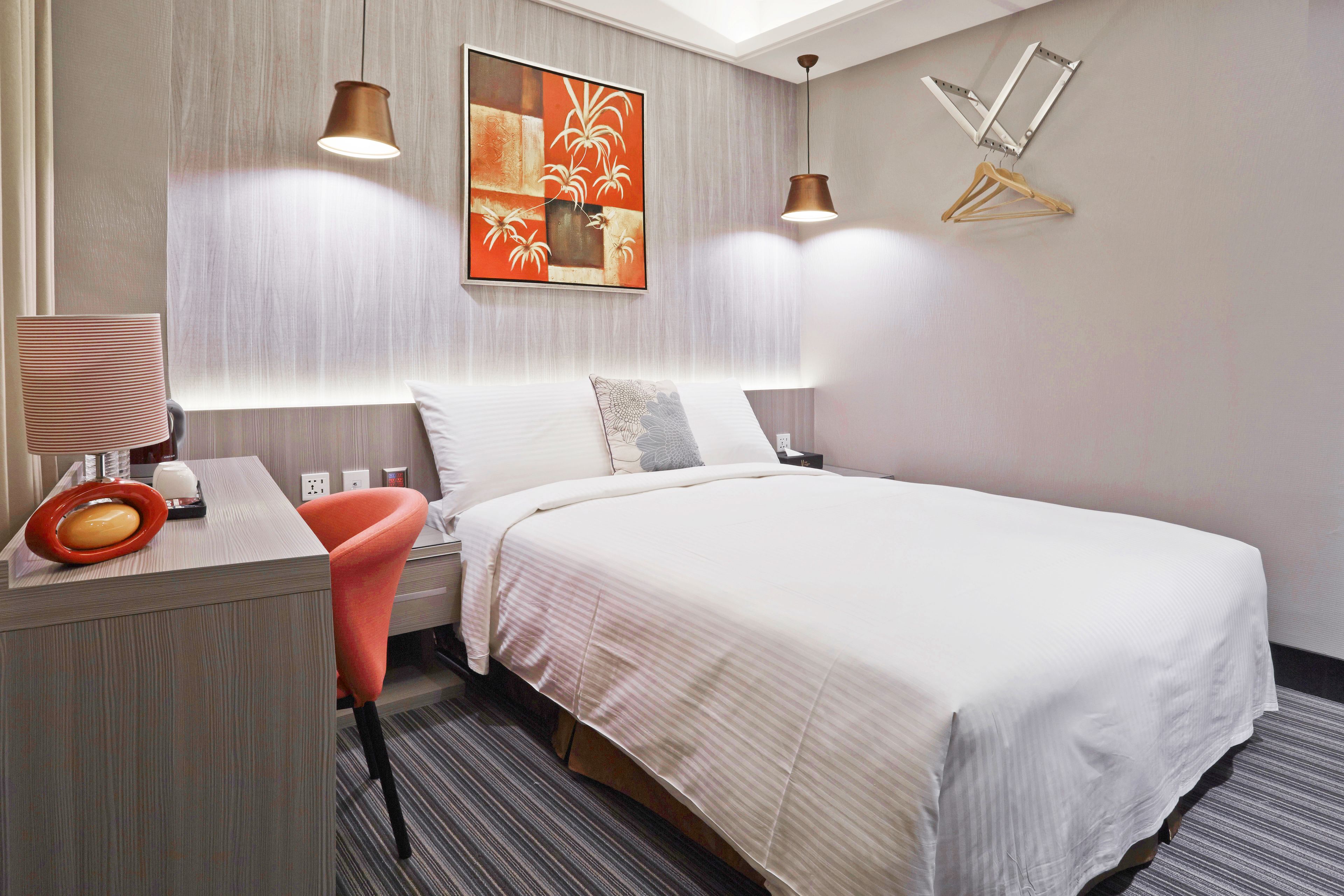 standard double room | premium bedding, down duvets, pillow-top beds, in-room safe