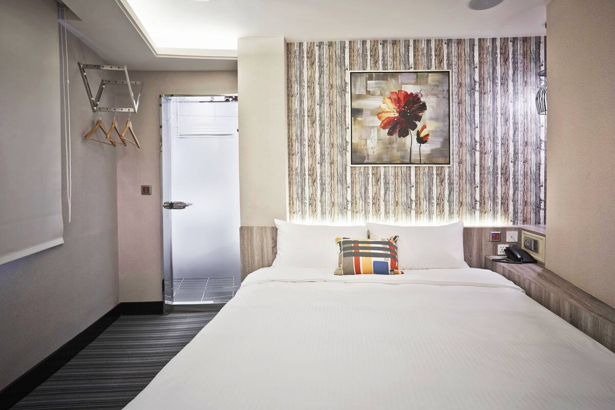 Fashion Double | Premium bedding, down comforters, pillowtop beds, in-room safe