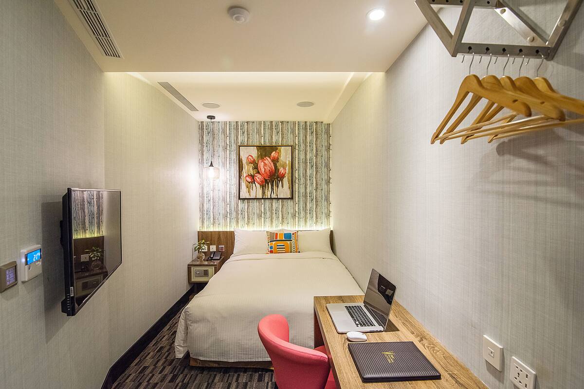 Economy Room No Window | Premium bedding, down comforters, pillowtop beds, in-room safe