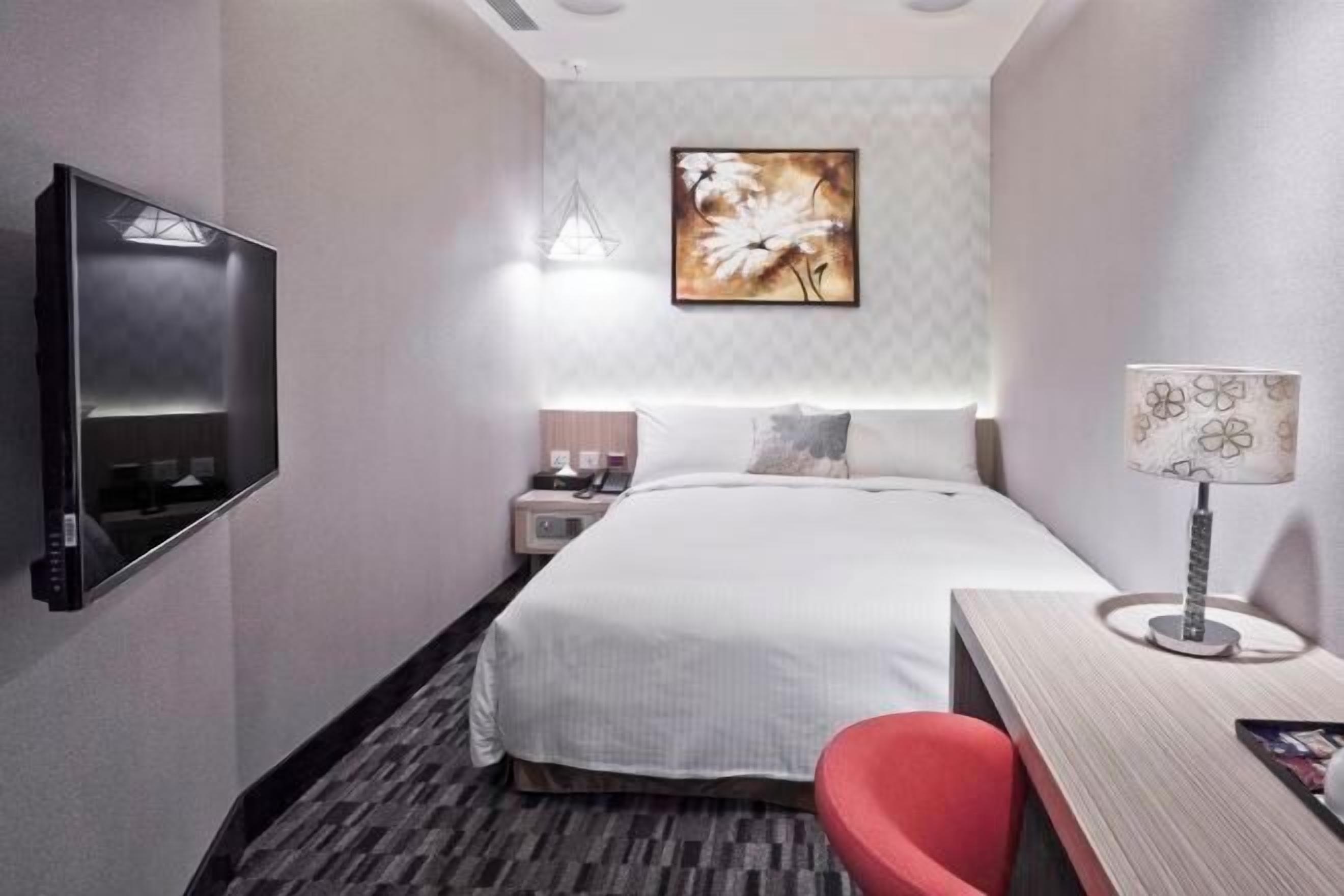 고급 침구, 오리/거위털 이불, 필로우탑 침대, 객실 내 금고