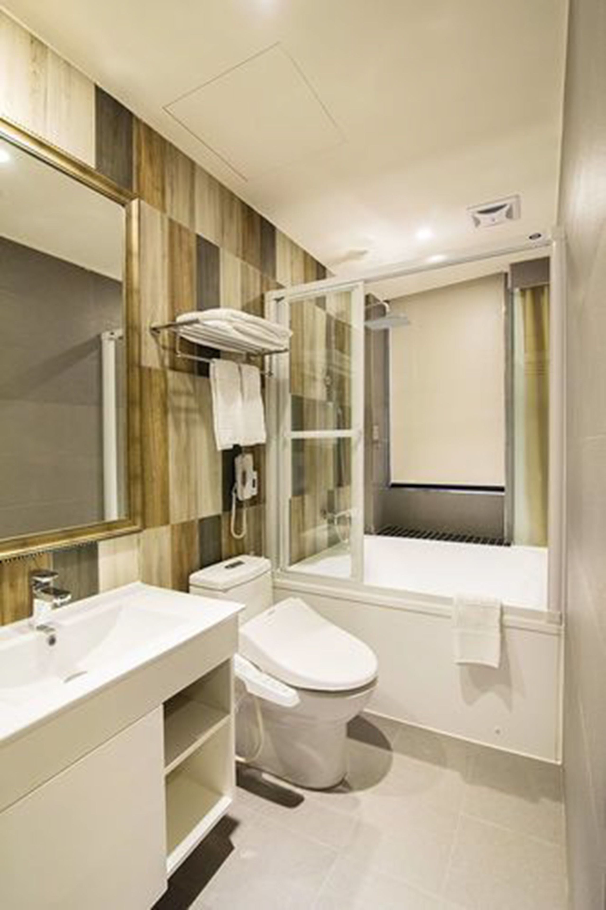combined shower/bathtub, jetted bath, free toiletries, hair dryer