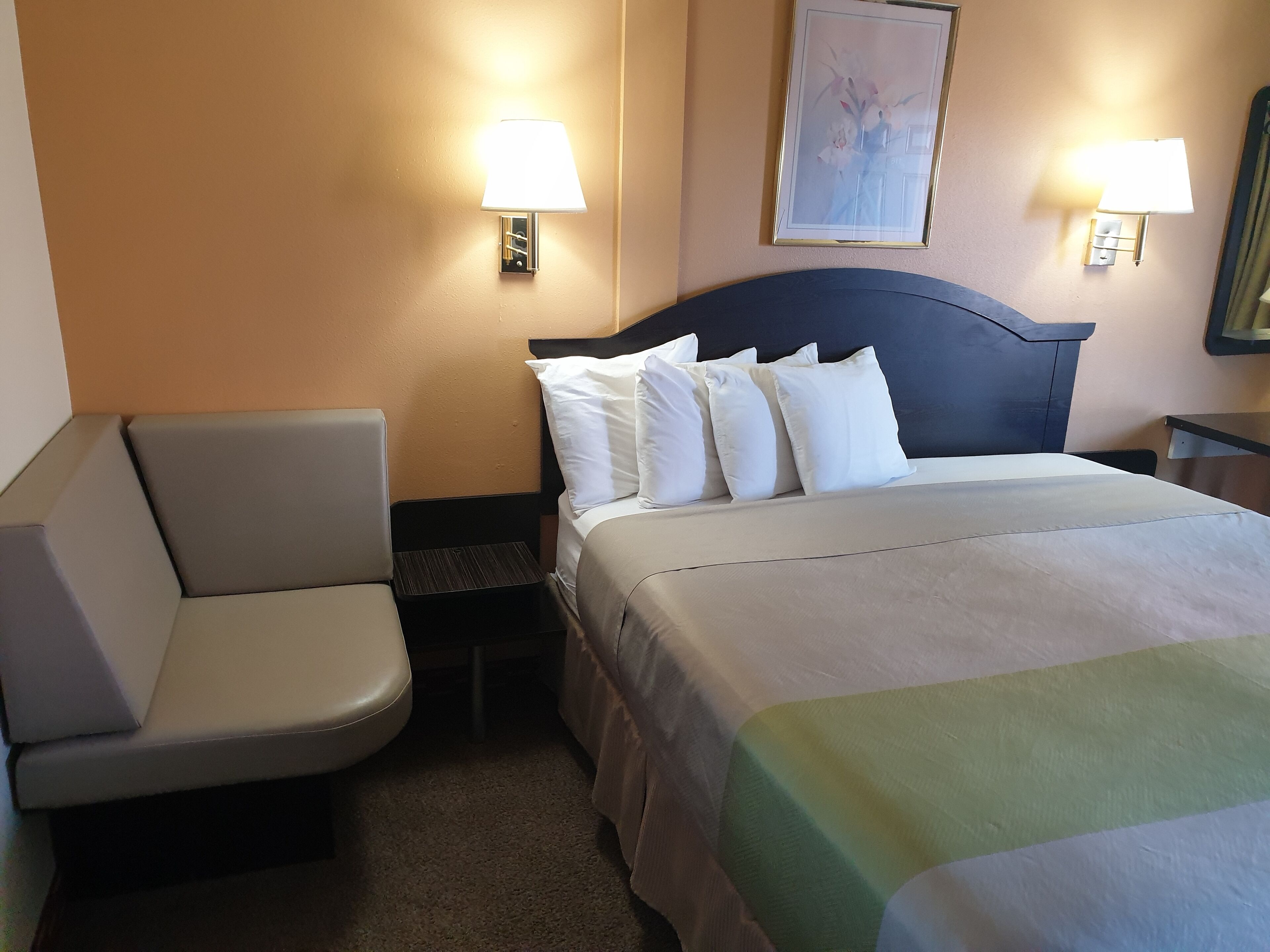 ملاءات من القطن المصري وأغطية فراش متميزة وألحفة محشوة بالريش