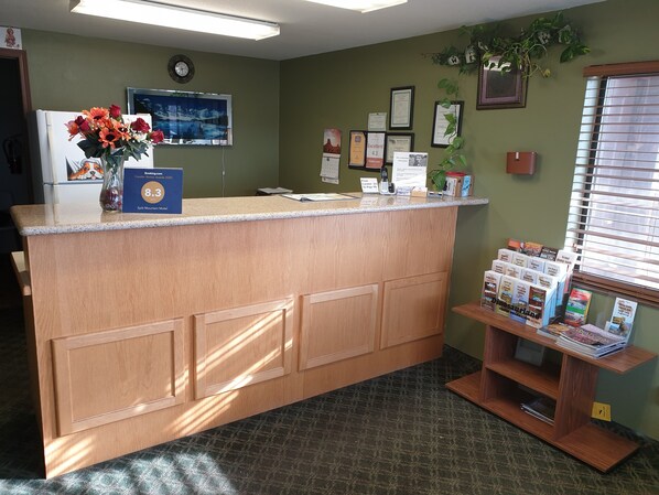 Lobby sitting area - Split Mountain Motel (Vernal)