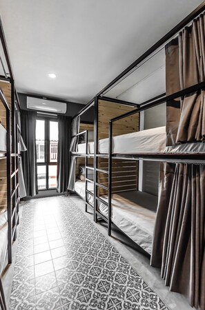 Cortinas blackout, tabla de planchar con plancha y wifi gratis