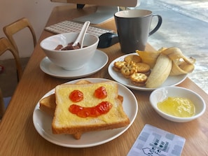 Breakfast area - Mellow Fellow Hostel (Bangkok)