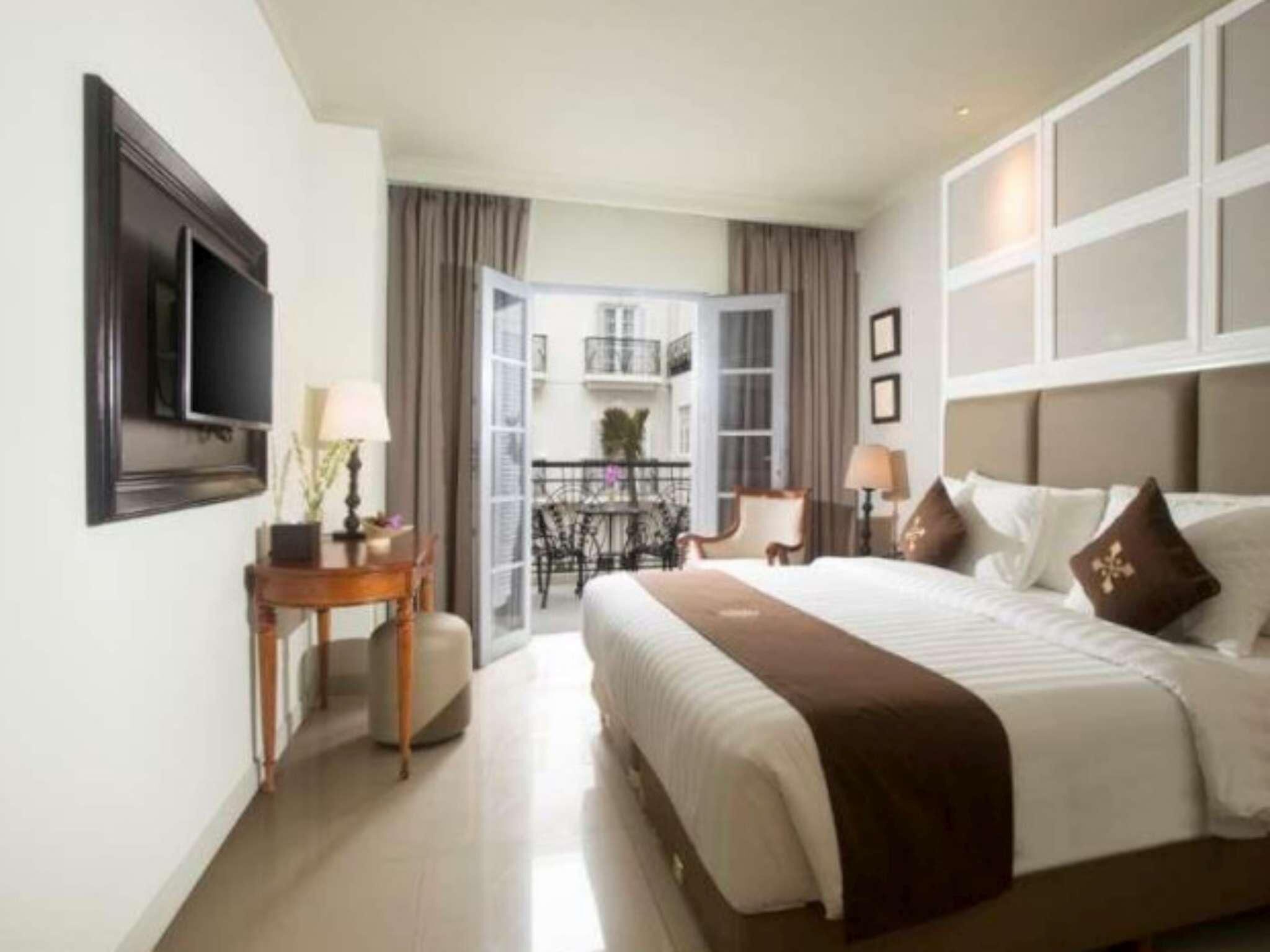 Premium bedding, in-room safe, desk, soundproofing
