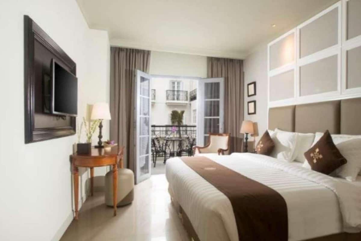 Premium bedding, in-room safe, desk, soundproofing