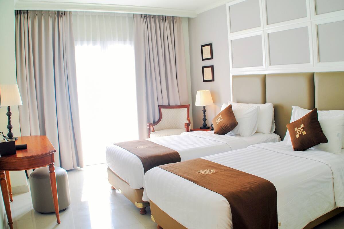 Premium bedding, in-room safe, desk, soundproofing
