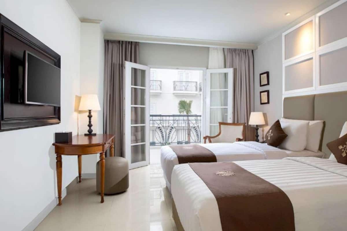 Premium bedding, in-room safe, desk, soundproofing