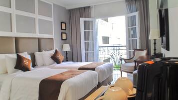 Deluxe Twin Room with Pool View | Premium bedding, in-room safe, desk, soundproofing