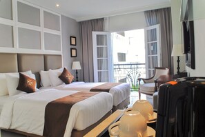 Deluxe Twin Room with Pool View | 高級寝具、セーフティボックス (室内)、デスク、防音設備