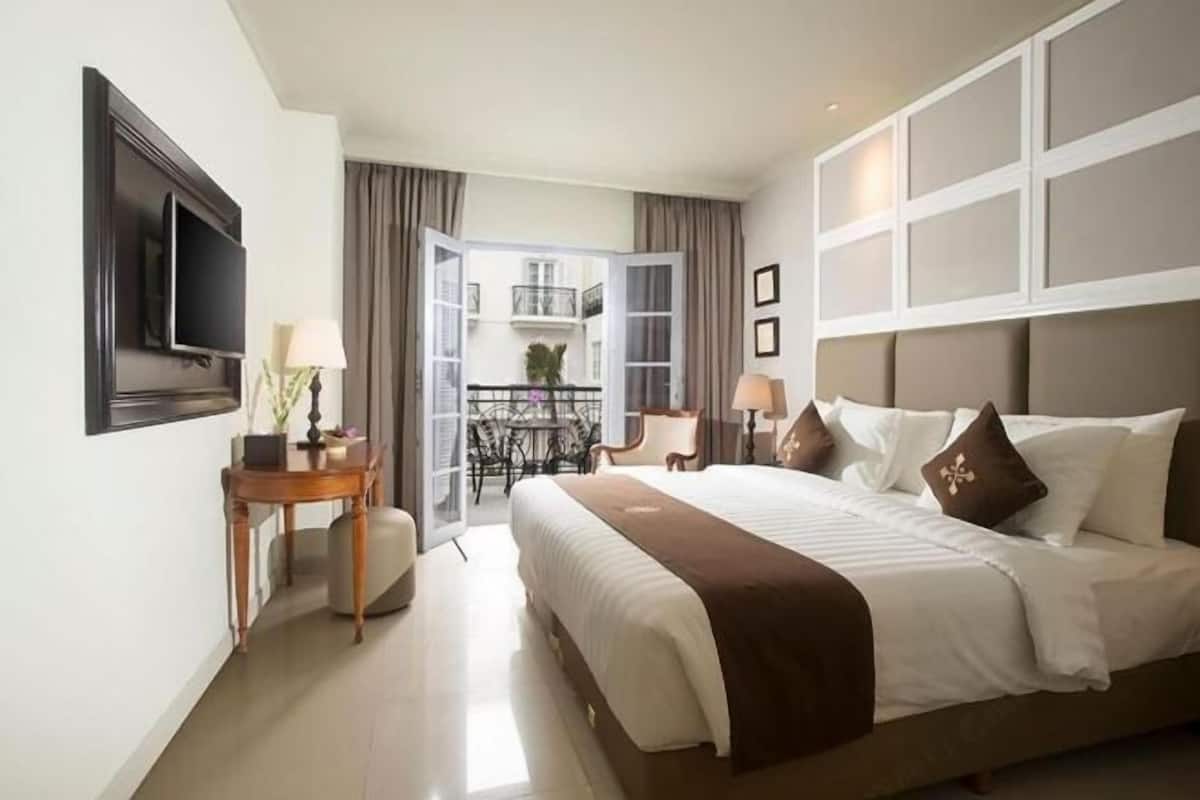 Premium bedding, in-room safe, desk, soundproofing