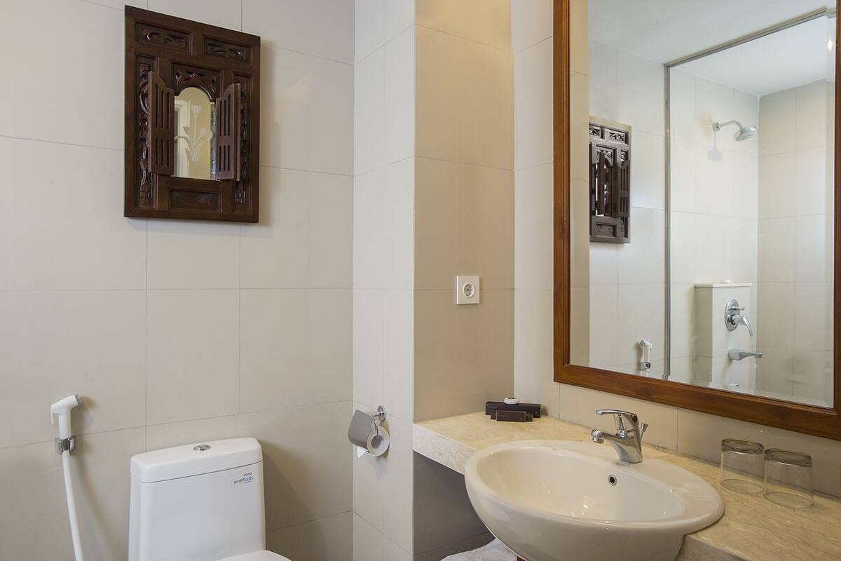 Shower, rainfall showerhead, free toiletries, hair dryer