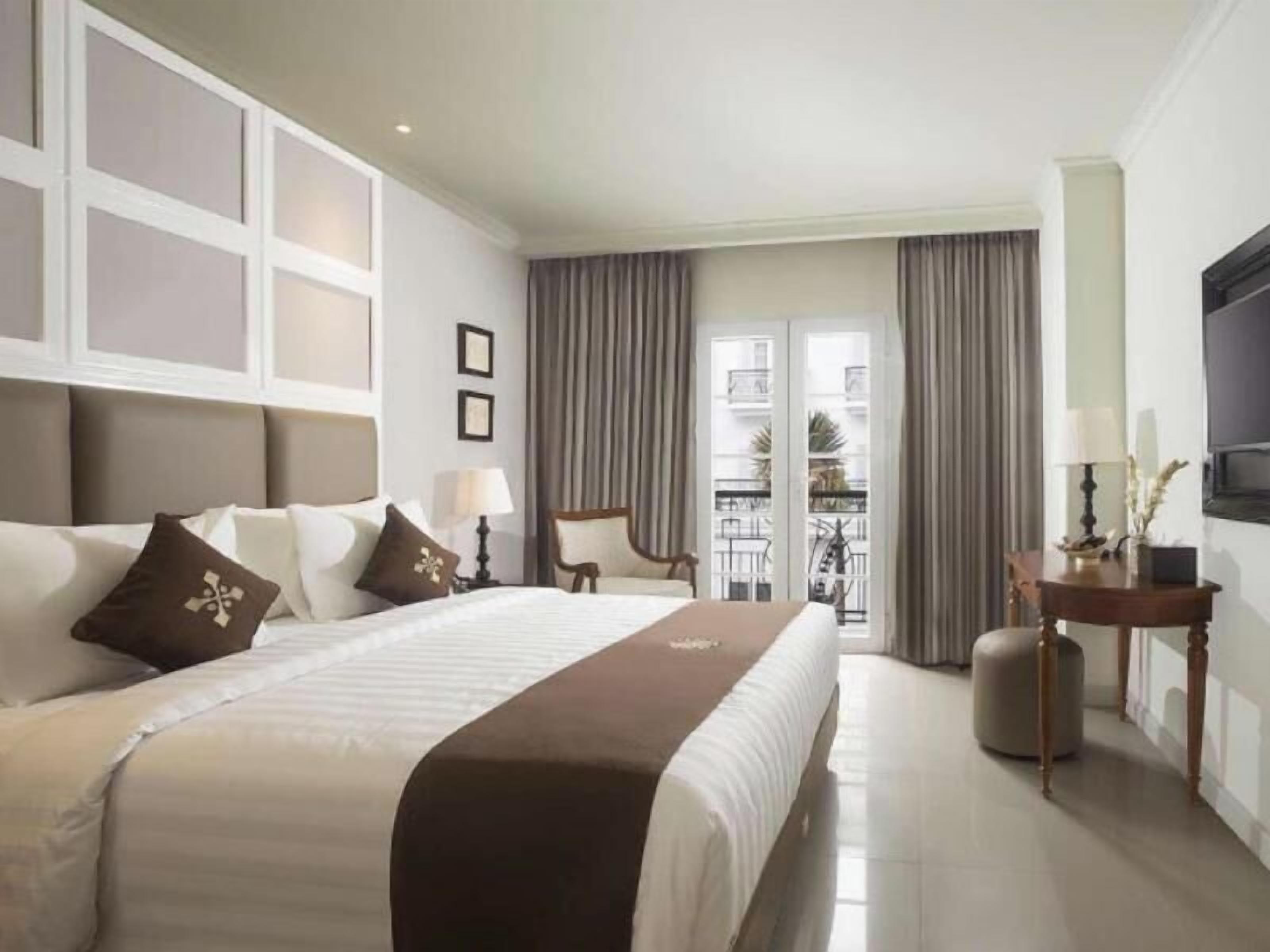 Premium bedding, in-room safe, desk, soundproofing