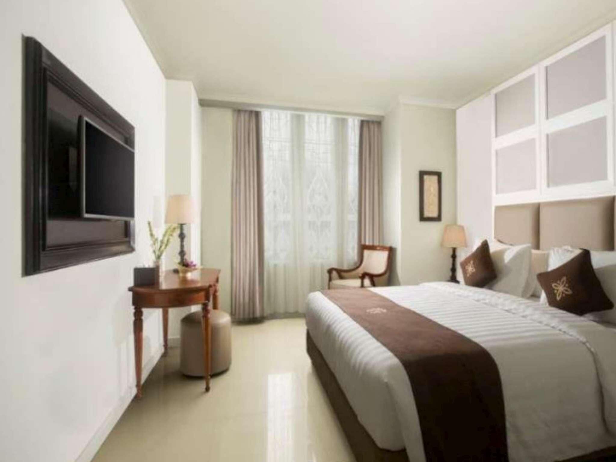 Premium bedding, in-room safe, desk, soundproofing