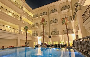 Outdoor pool, pool loungers - Indies Heritage Hotel Prawirotaman Yogyakarta (Yogyakarta)