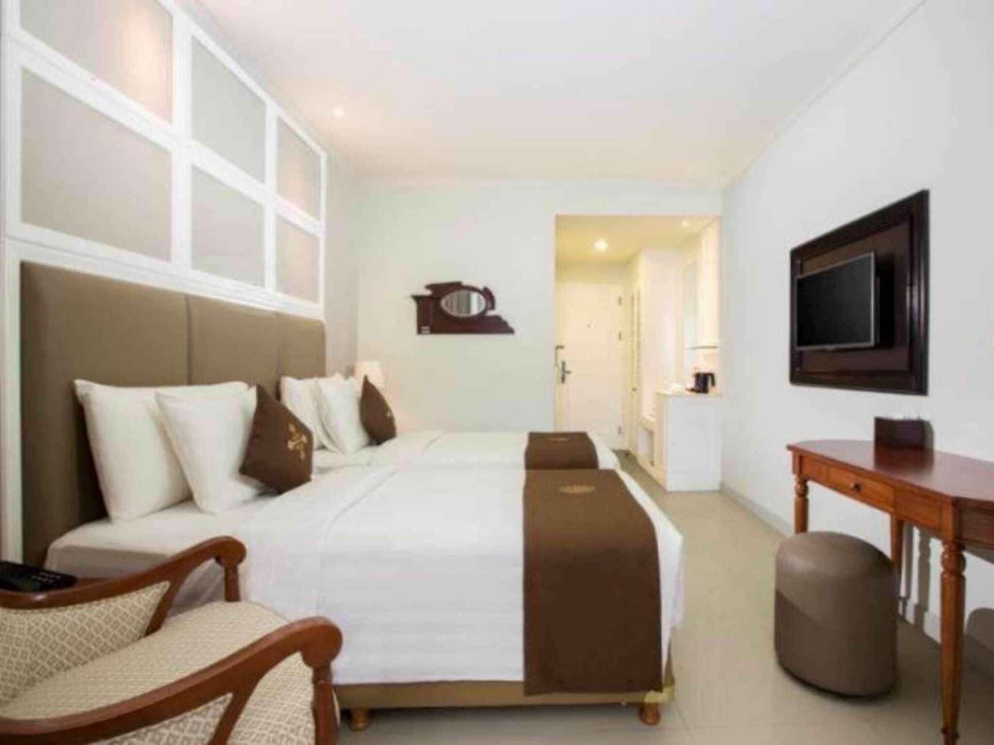 Premium bedding, in-room safe, desk, soundproofing