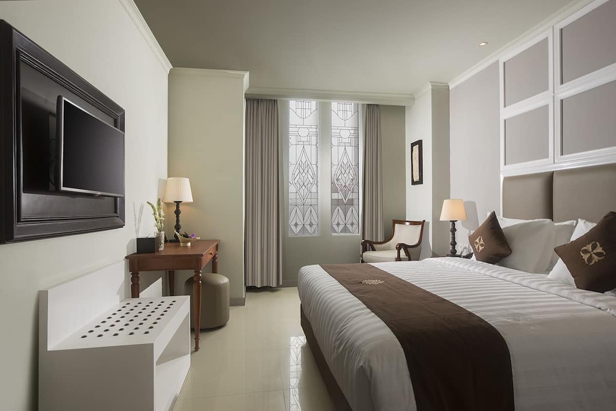 Premium bedding, in-room safe, desk, soundproofing