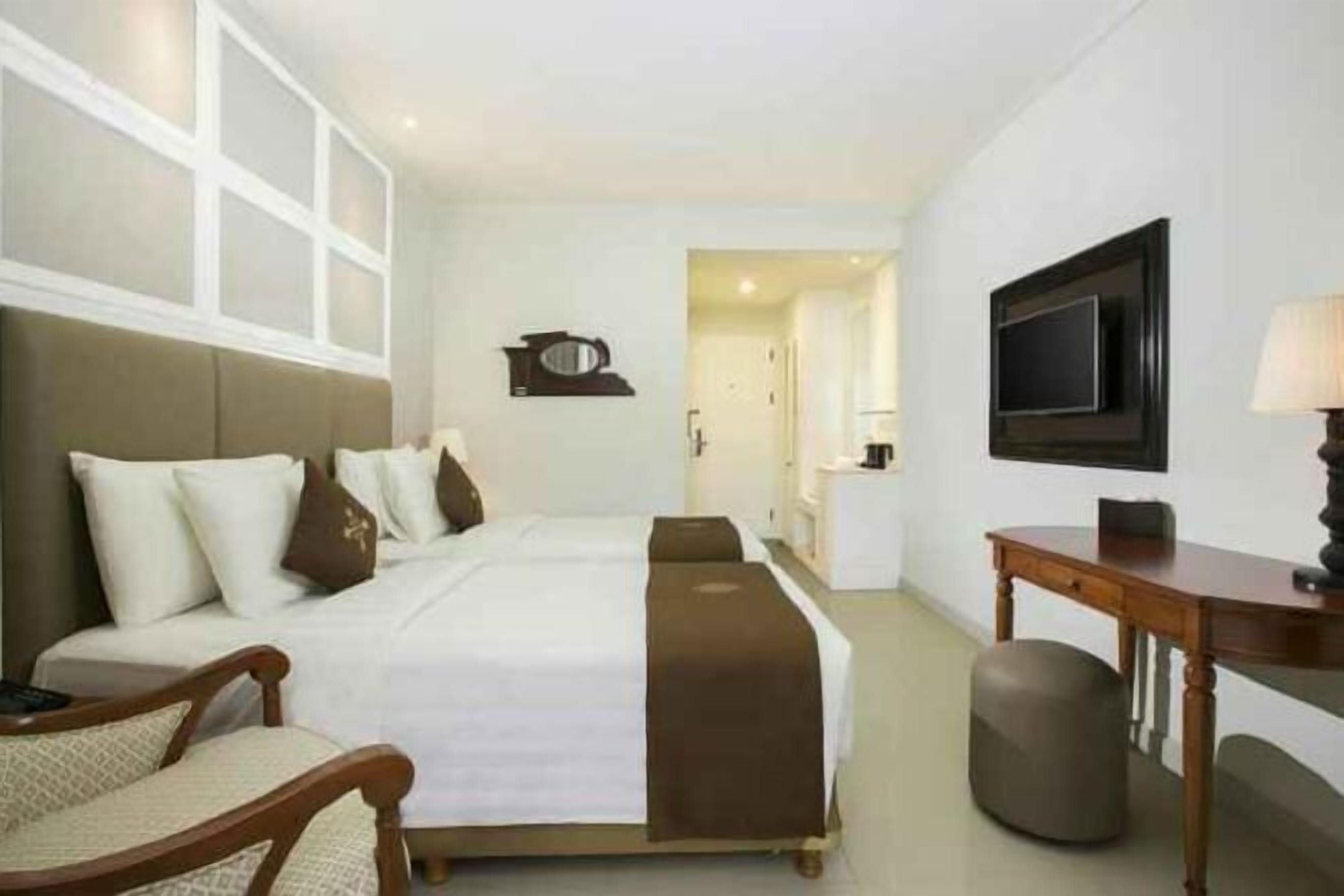 Premium bedding, in-room safe, desk, soundproofing