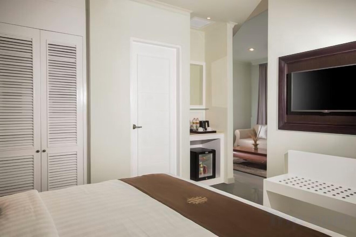 Premium bedding, in-room safe, desk, soundproofing