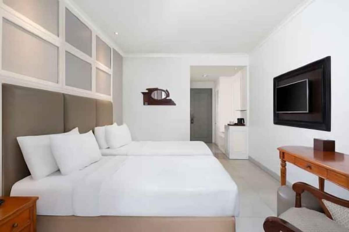 Premium bedding, in-room safe, desk, soundproofing