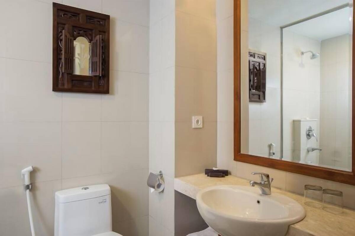 Shower, rainfall showerhead, free toiletries, hair dryer
