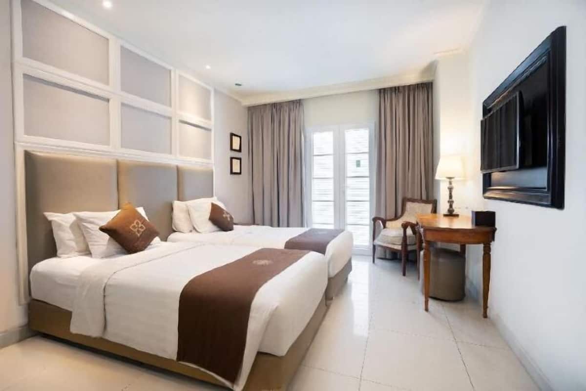 Ropa de cama de alta calidad y caja de seguridad en la habitación