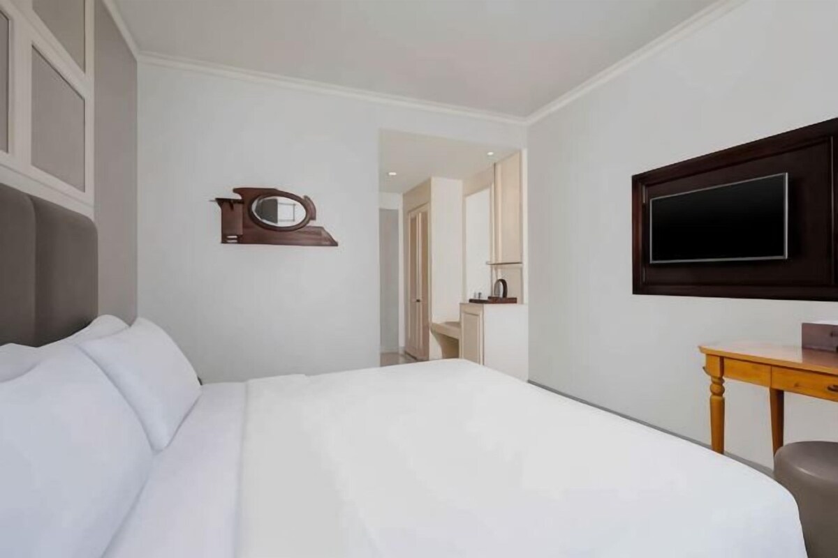 Premium bedding, in-room safe, desk, soundproofing