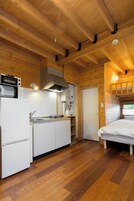 Quarto casal econômico, para não fumantes (with loft bed and kitchen) | Cozinha privada | Geladeira, micro-ondas, chaleira elétrica, torradeira