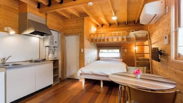 Economy tweepersoonskamer, niet-roken (with loft bed and kitchen) | Woonruimte | Flatscreentelevisie
