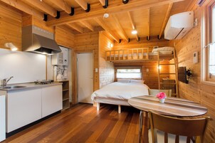 ダブルベッドとロフトベッドのお部屋[キッチン付き]禁煙 | リビング エリア | 薄型テレビ