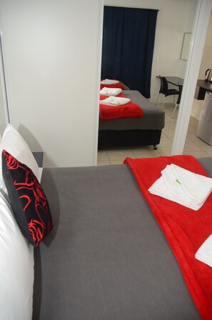 Desk, laptop workspace, iron/ironing board, bed sheets - Capricorn Hotel (Blackwater)