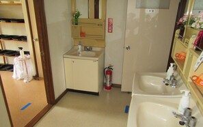 Combined shower/bathtub, deep-soaking bathtub, free toiletries