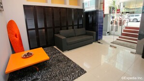 Lobby sitting area - Hotel Conforto (Singapore)