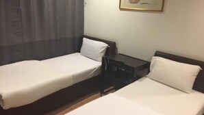 Desk, iron/ironing board (on request), WiFi (free) - Hotel Conforto (Singapore)