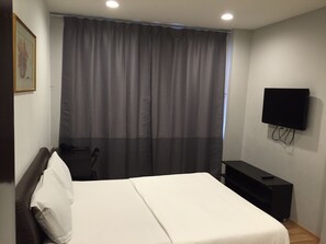 Superior Double Room | Meja, seterika/papan seterika, Wi-fi percuma 