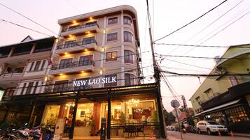 Boendets fasad - kväll/natt