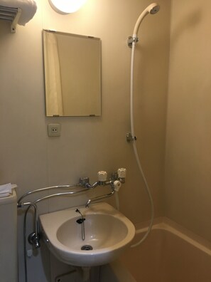 ฝักบัวในอ่างอาบน้ำ, อ่างอาบน้ำแบบแช่ตัว, ไดร์เป่าผม, รองเท้าสวมภายในห้อง