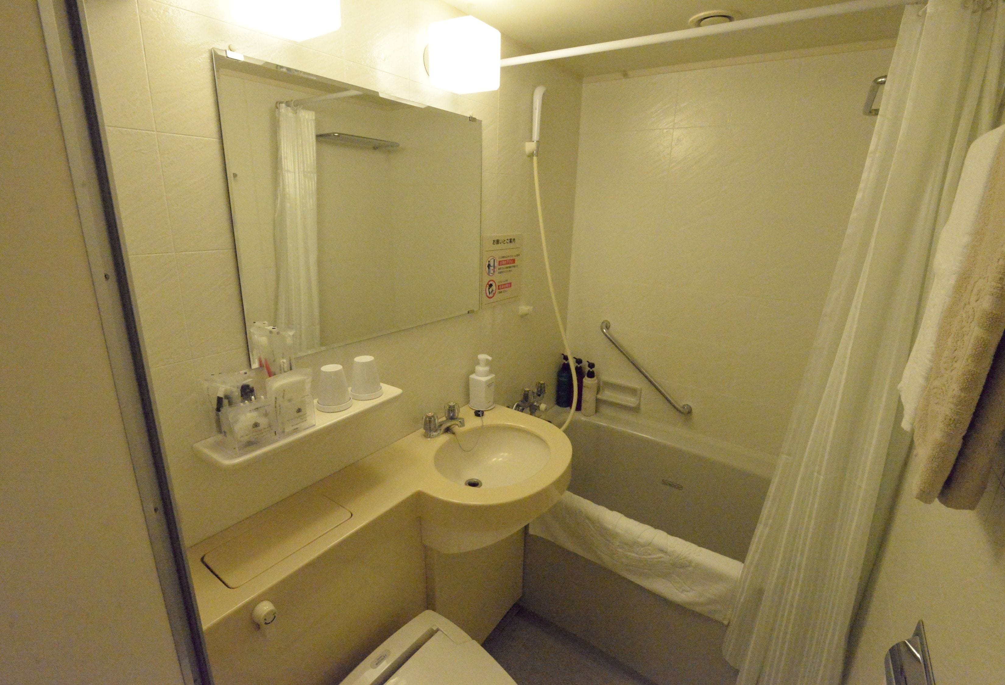 combined shower/bathtub, deep-soaking bathtub, free toiletries