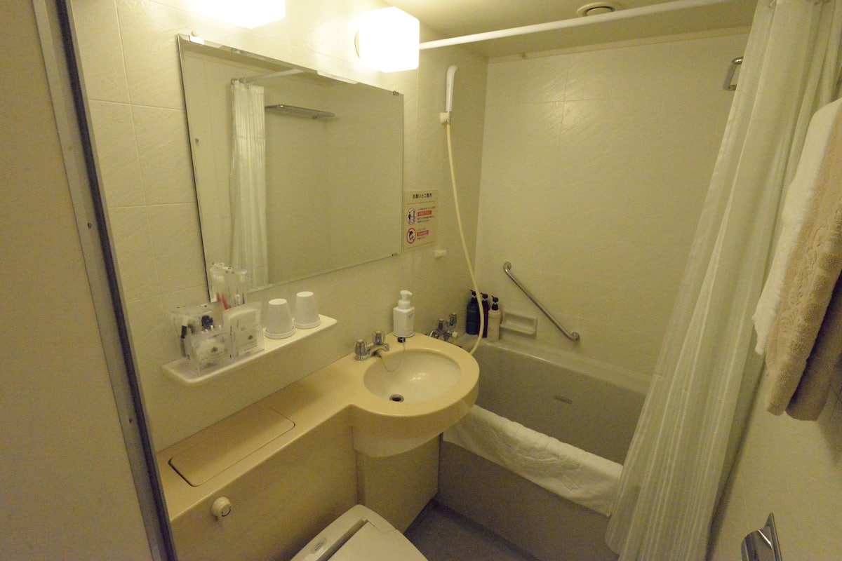 combined shower/bathtub, deep-soaking bathtub, free toiletries