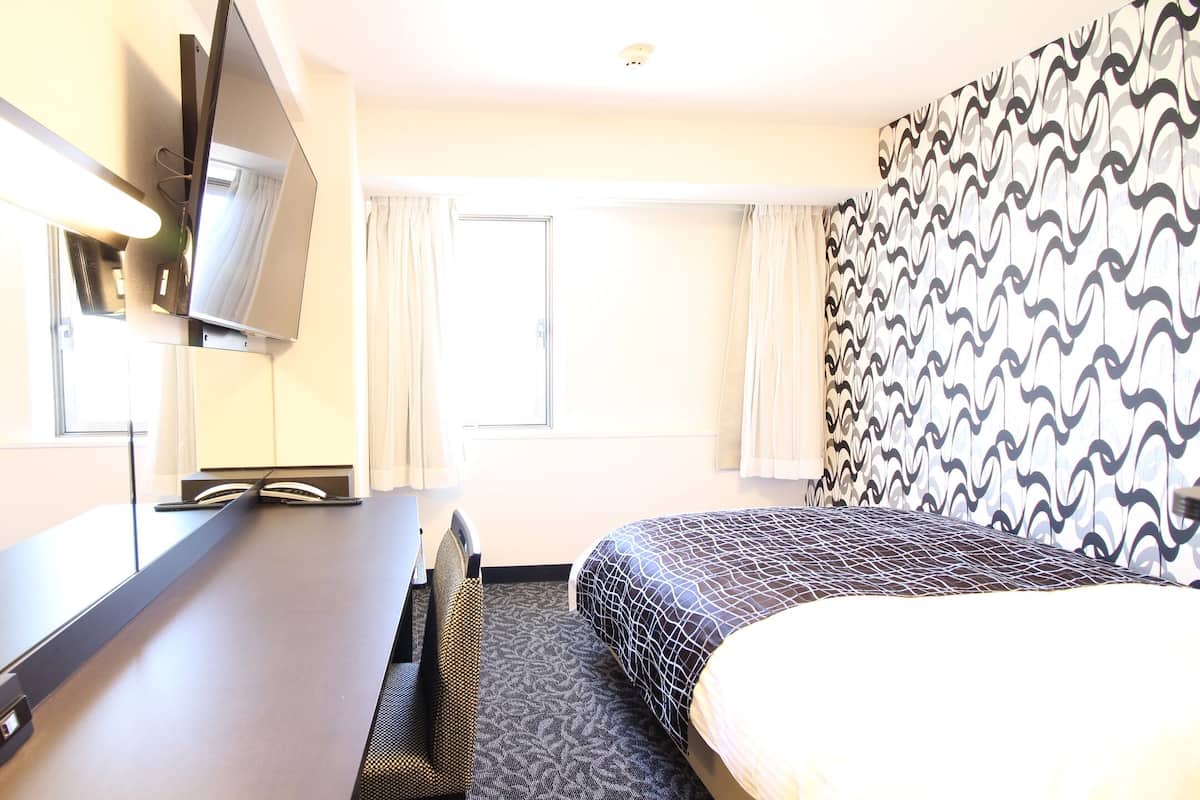 Desk, laptop workspace, iron/ironing board (on request), free WiFi