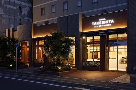 Se sirven desayunos, almuerzos y cenas; cocina japonesa