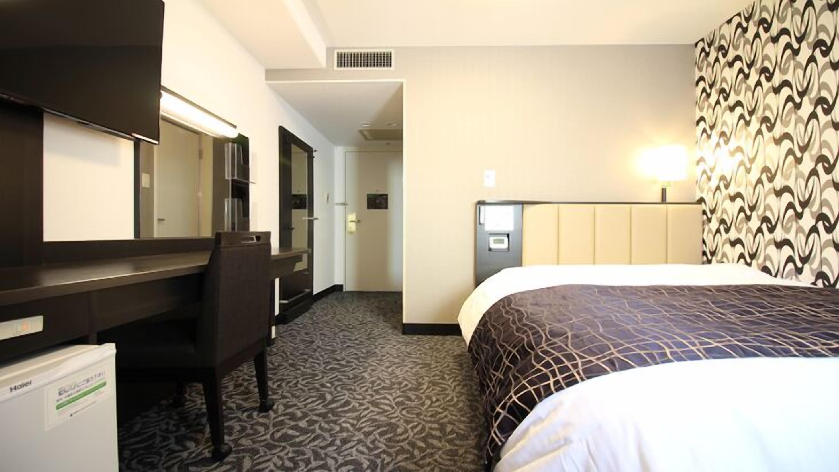 Desk, laptop workspace, iron/ironing board, free WiFi