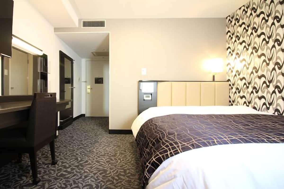 Desk, laptop workspace, iron/ironing board, free WiFi